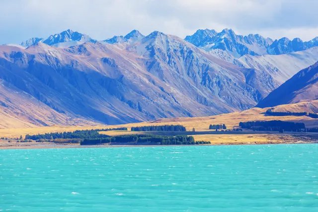 Turquoise lake and mountains in New Zealand